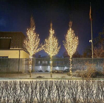 LED-girlianda-sodo-kaledine-dekoracija-2-LEDPLR-50-230V-IP67-5M-BK-WW-Extra